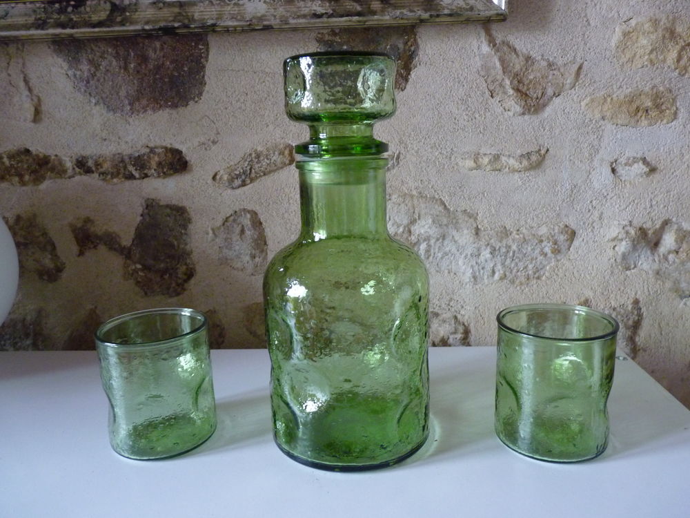 Carafe verte, vintage , avec 2 verres Cuisine