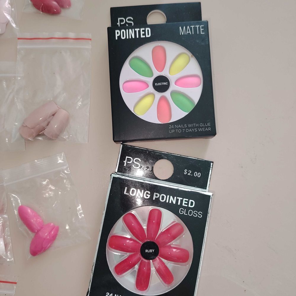 LOT DE FAUX ONGLES Bijoux et montres