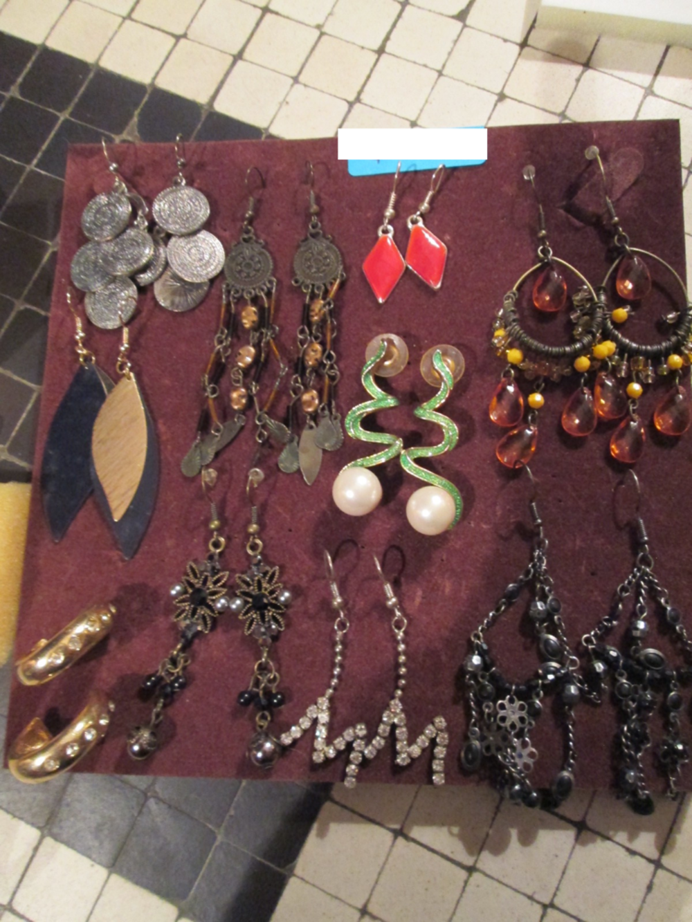 Lot 10 paires boucles d'oreilles Bijoux et montres