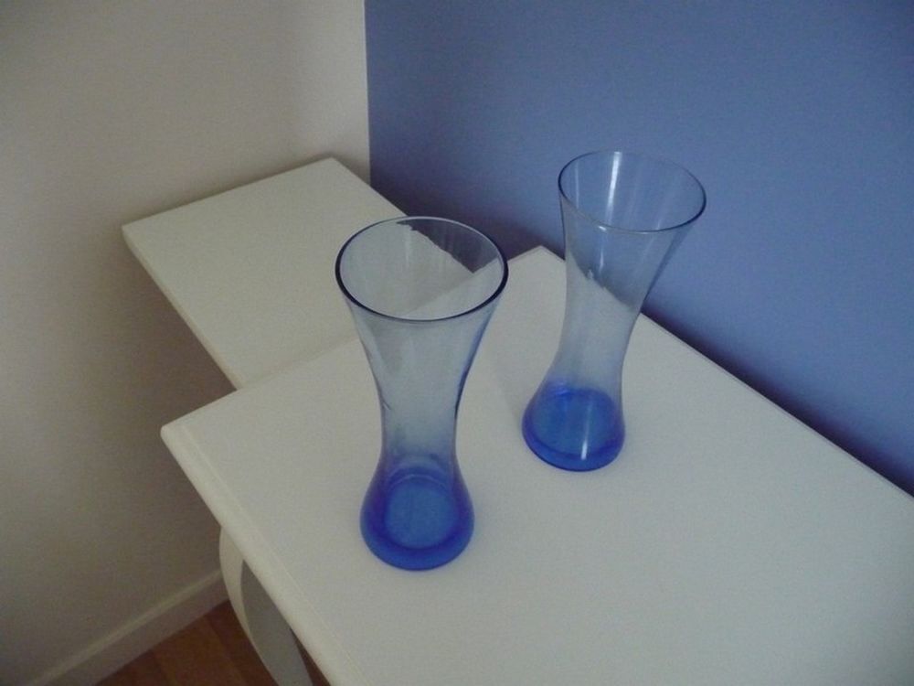 2 vases ronds verre souffl&eacute; bleu - Neufs Décoration