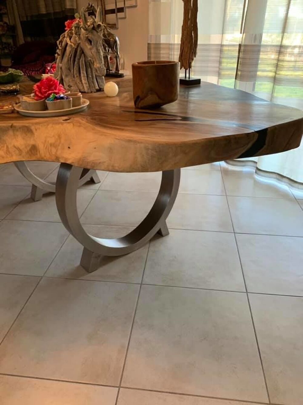 Magnifique table &agrave; manger en bois de suar et r&eacute;sine Meubles