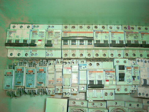 Lot elec disjoncteurs  henri59 150 La Chapelle-d'Armenti�res (59)