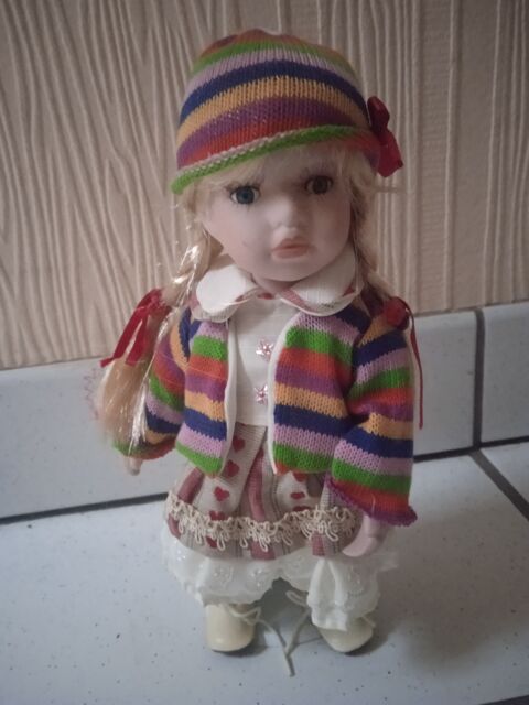 Poup�e porcelaine, neuve  20 Lourdes (65)