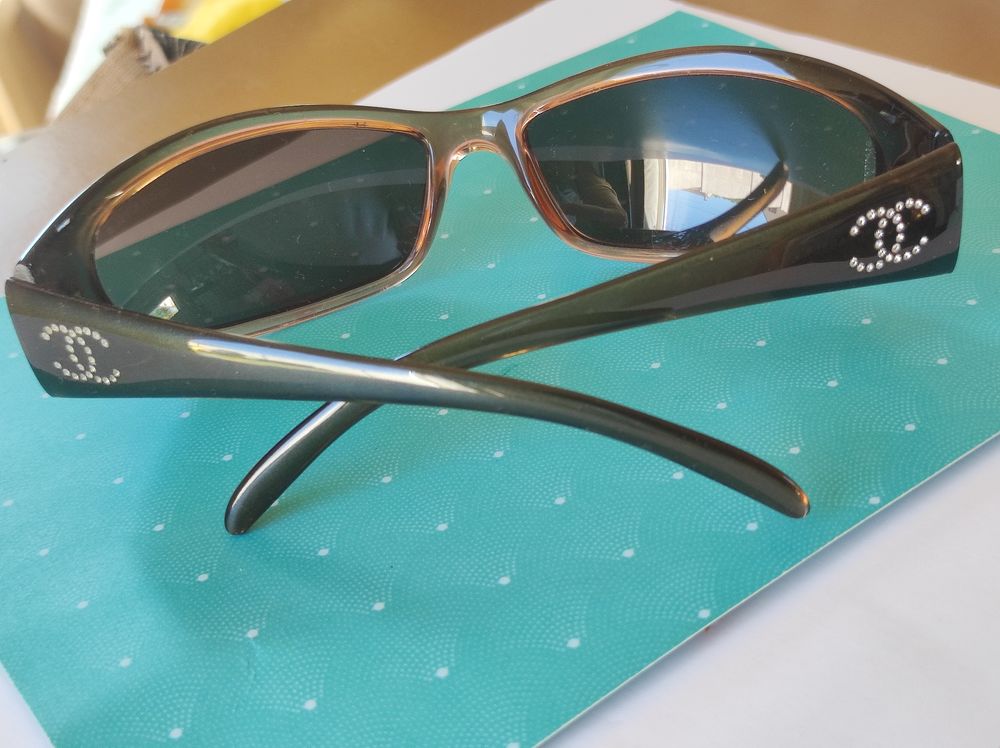Magnifique paire de lunettes Vintage 
Chanel avec strass 