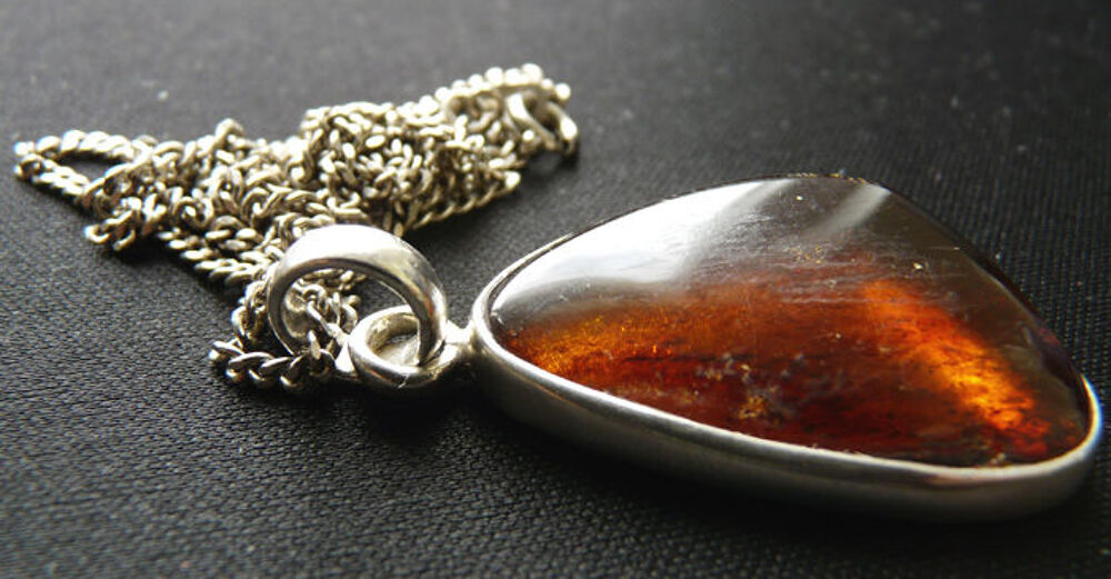 Collier M&eacute;tal Argent&eacute; Pendentif serti d'une Ambre Naturelle Bijoux et montres