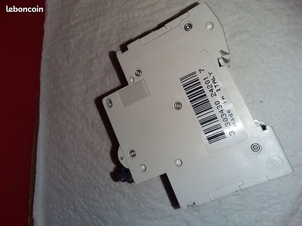 Disjoncteur bipolaire SCHNEIDER C60N C10 24201 Bricolage