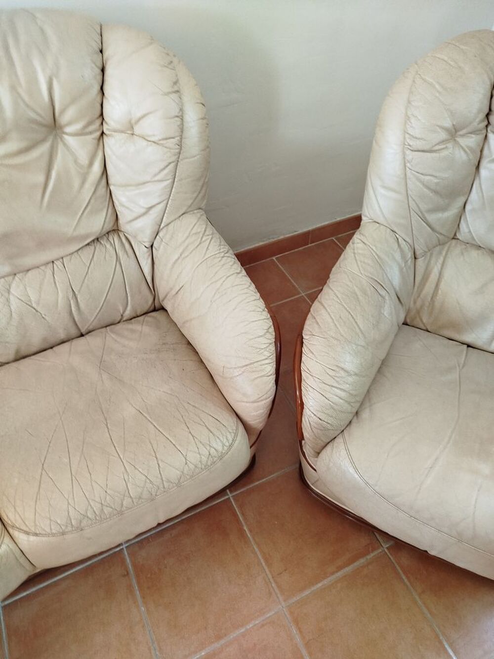 Canap&eacute; trous place + 2 fauteuils Meubles