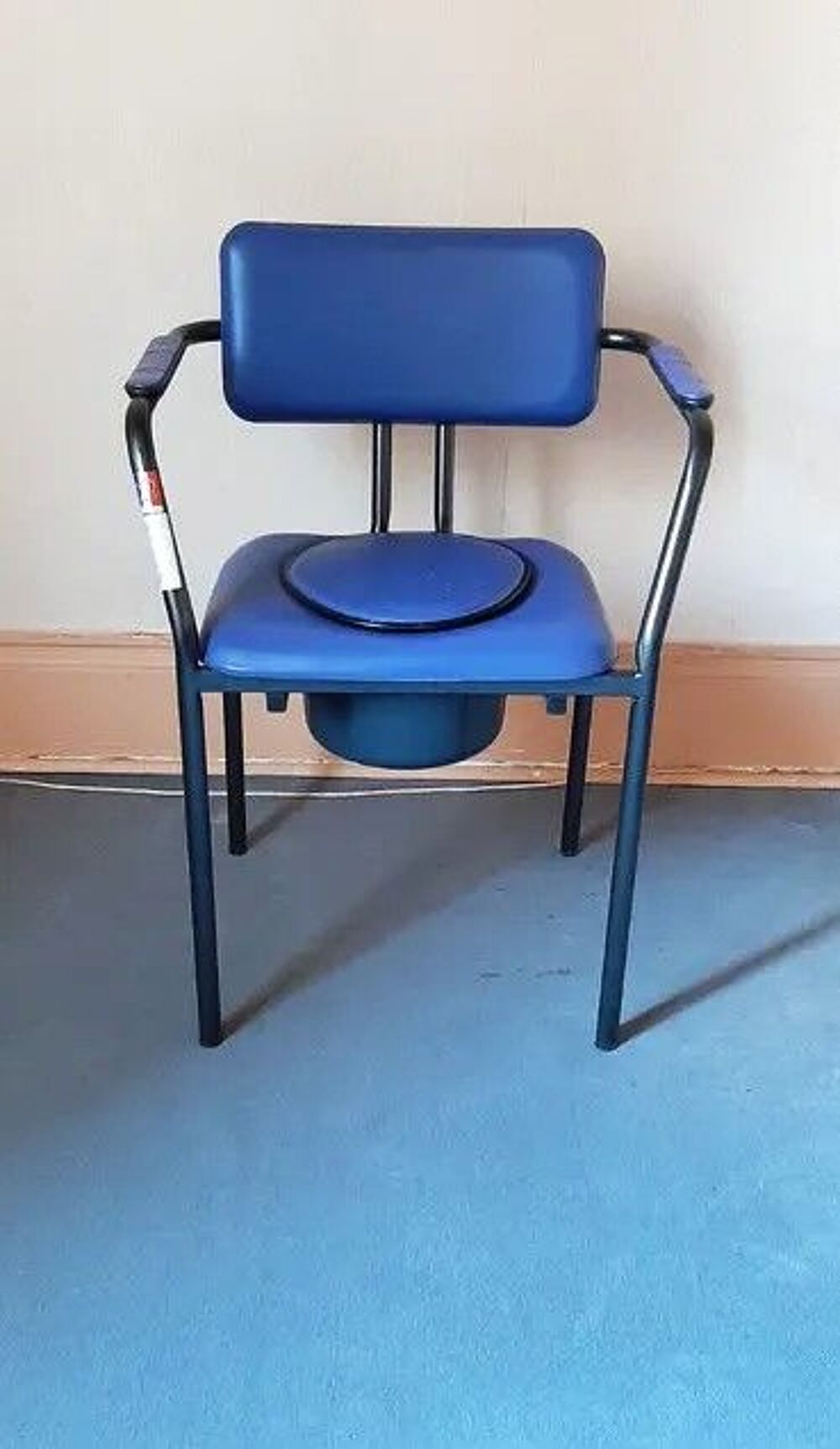 CHAISE POT GARDE ROBE NEUVE JAMAIS UTILISEE Meubles
