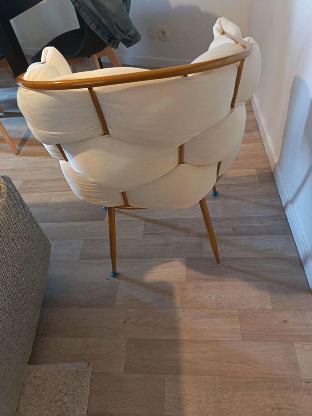 Fauteuil cr&egrave;me et dor&eacute; pour salon Meubles