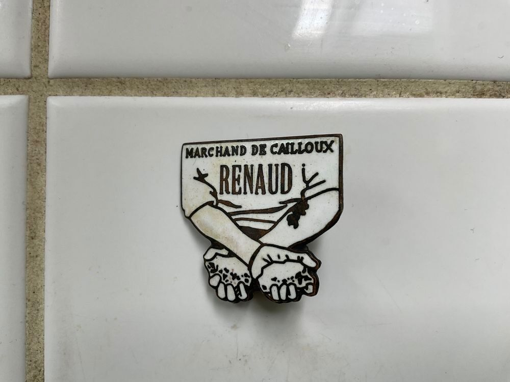 Pin's RENAUD (vendeur de cailloux) RARE 