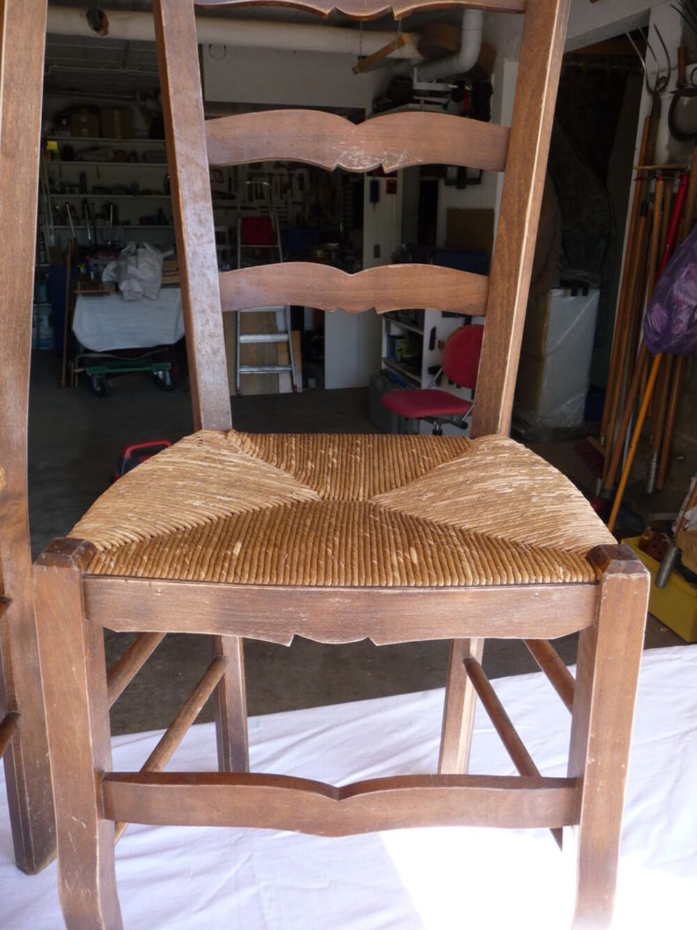 TROIS CHAISES PAILLEES Meubles