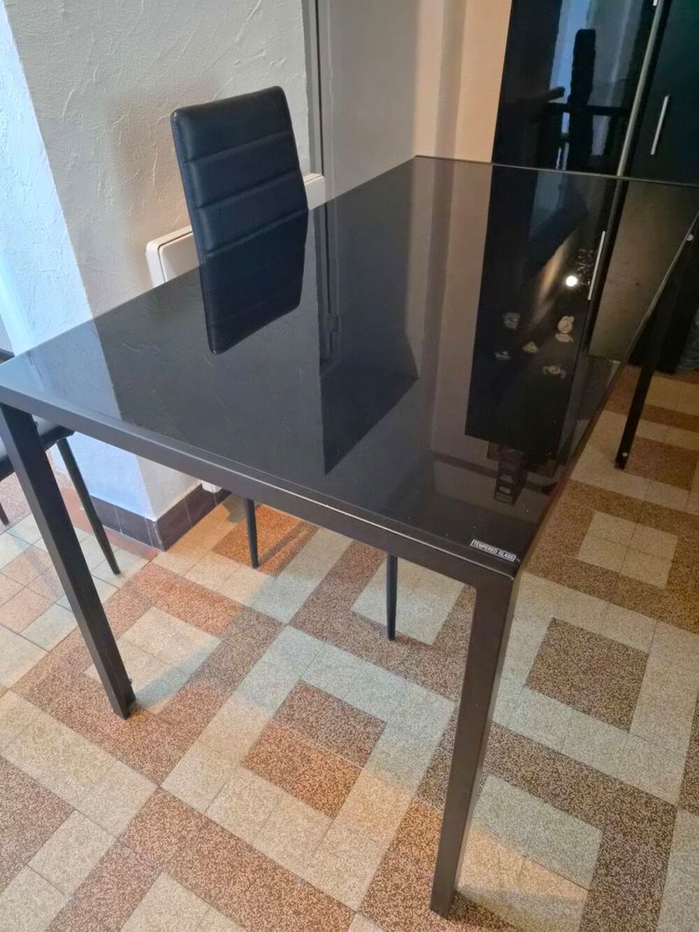 Table de salle &agrave; manger + 6 chaises Meubles