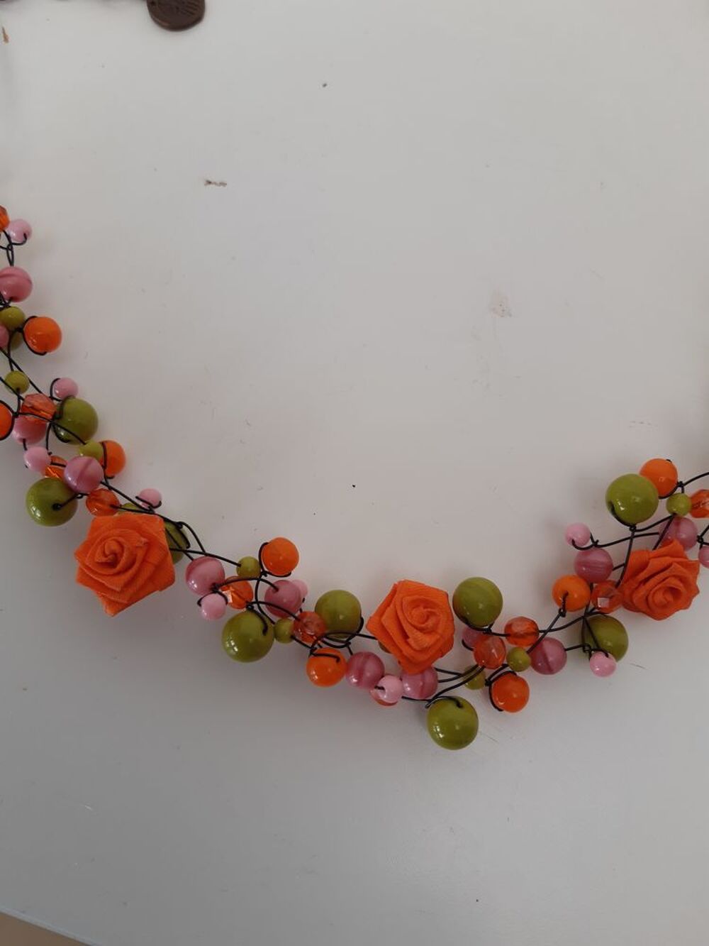 Collier couleur orange et vert. Bijoux et montres