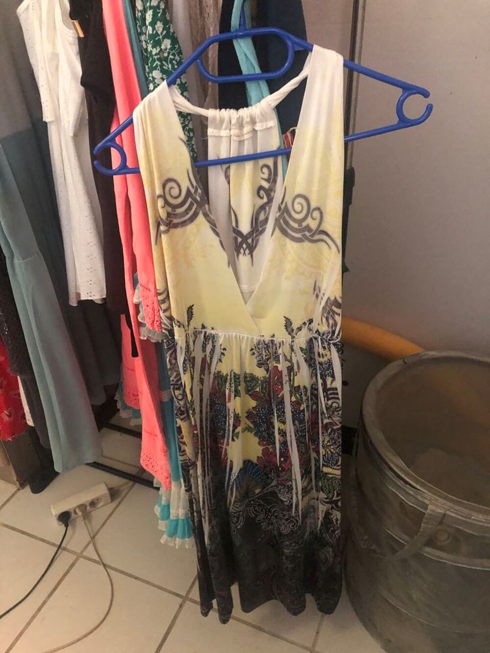 Lot 30 robes pour revente Vêtements