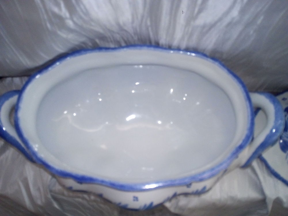 Soupi&egrave;re bleue camaieu en porcelaine de Quimper (bretagne) 