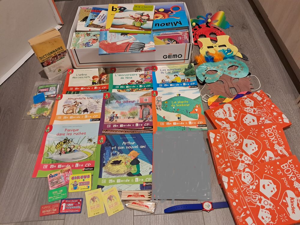  8 albums un monde a lire dictionnaire environ 37 livres , 3 Jeux / jouets