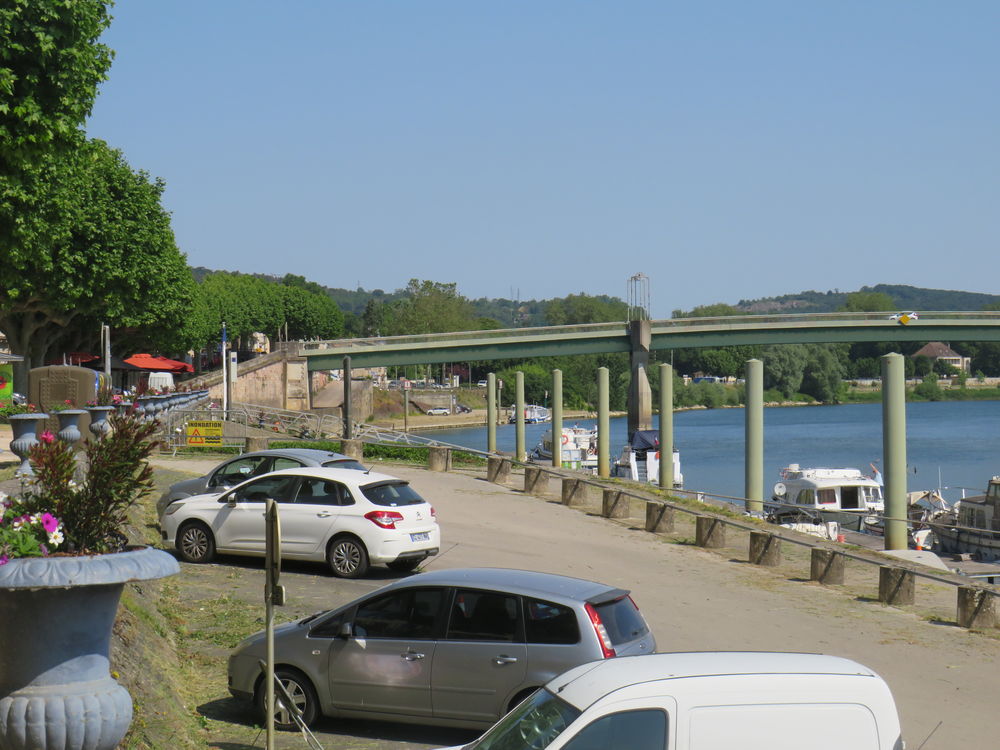 Location Appartement A visiter meublé lumineux centre ville 72 m2 (2 CH) + cave Tournus