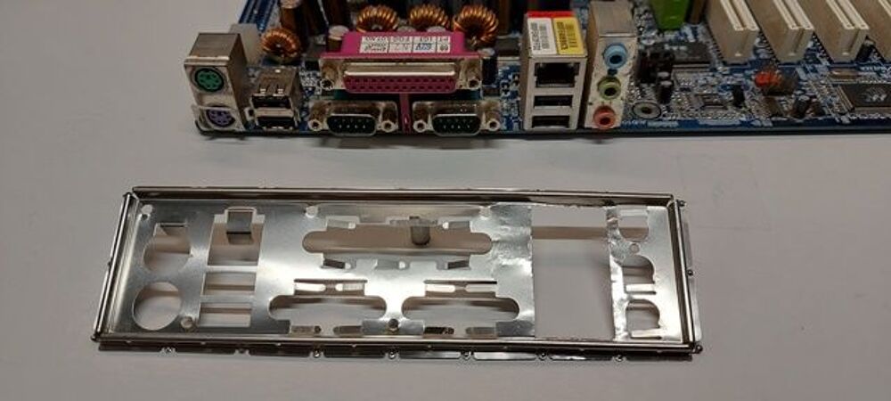 C. M&egrave;re GIGABYTE K8NS Pro+AMD Sempron 3000+ &agrave; 1,8 Ghz+M&eacute;m. Matériel informatique