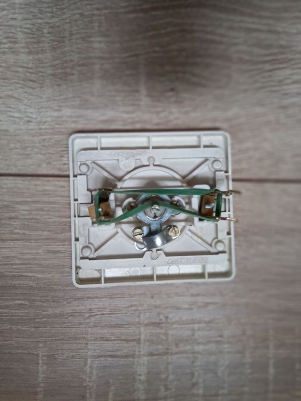 Une prise d'antenne TV 9,5 m&acirc;le marque Trocadero Alombard Bricolage