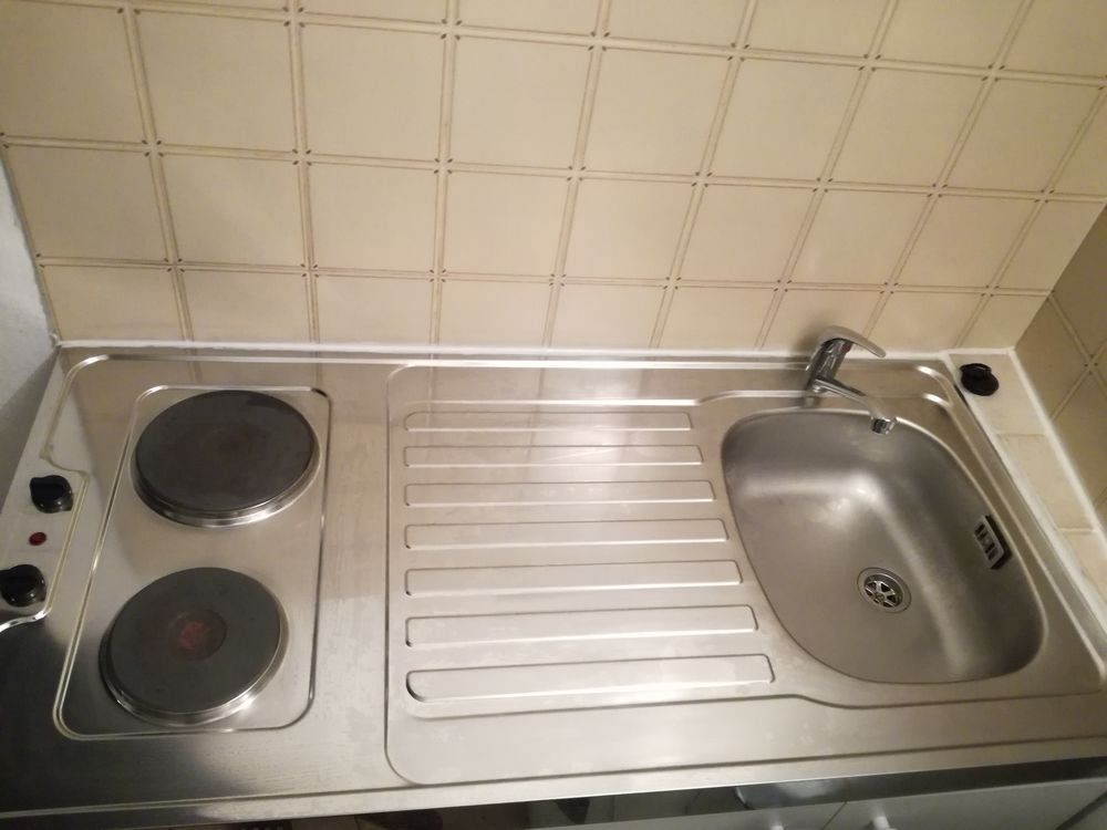 Hotte et plaques de cuisson &eacute;viers tr&egrave;s bon &eacute;tat Electroménager