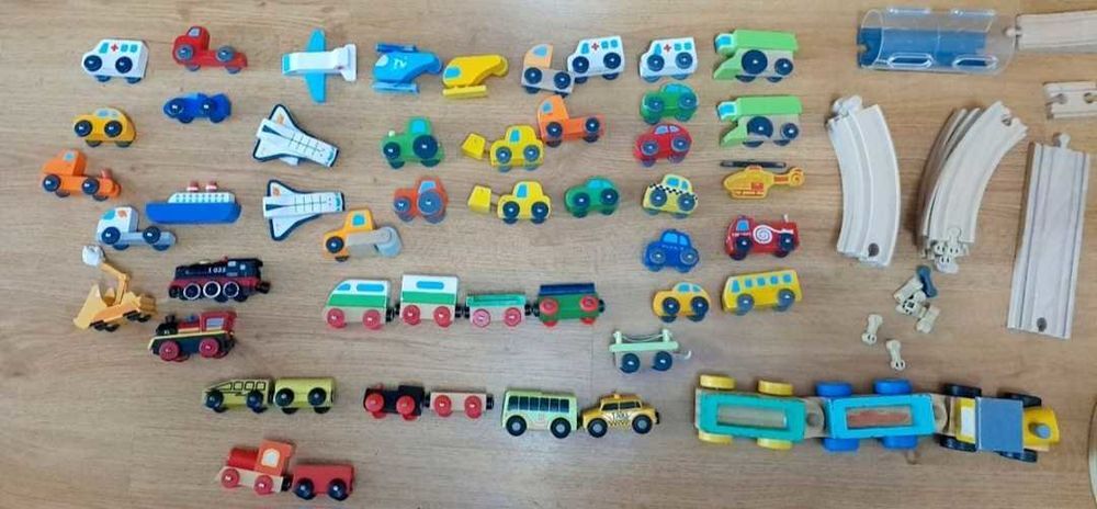 Un ensemble de routes et de trains en bois Jeux / jouets