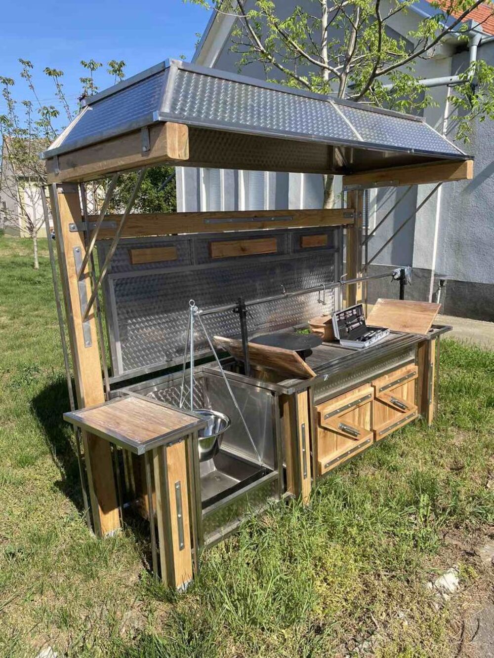 Objet ethnique.
Barbecue, chaudron, broche &eacute;lectrique, etc. Jardin