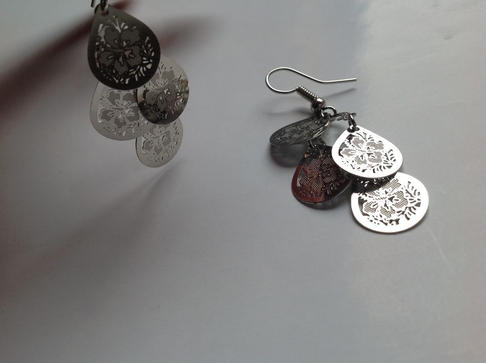 BOUCLES OREILLES ARGENT&Eacute; GRAPPE FLEURS Envoi Possible
Bijoux et montres