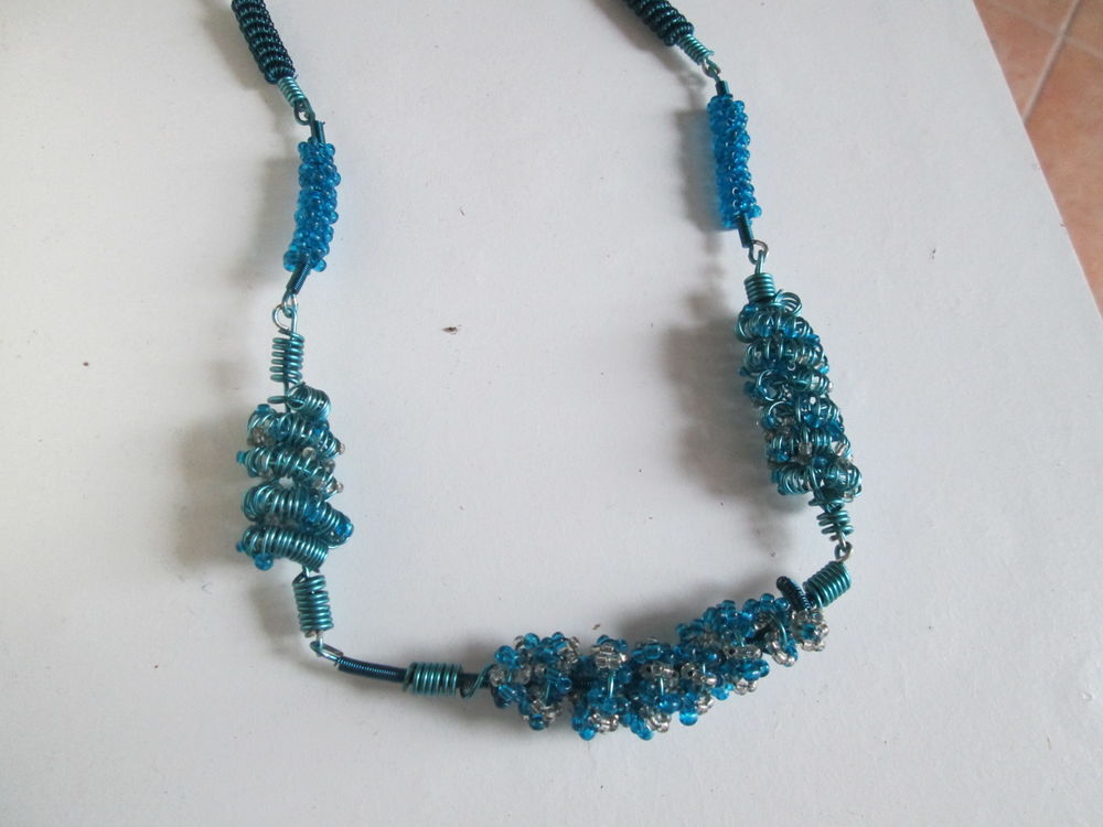 Collier cr&eacute;ation bleu vif m&eacute;tal torsad&eacute; et petites perles Bijoux et montres
