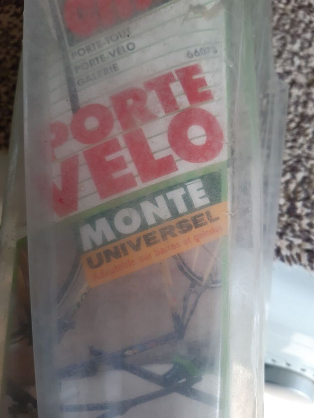 un porte velo neuf sur barre de toit universelle Vélos