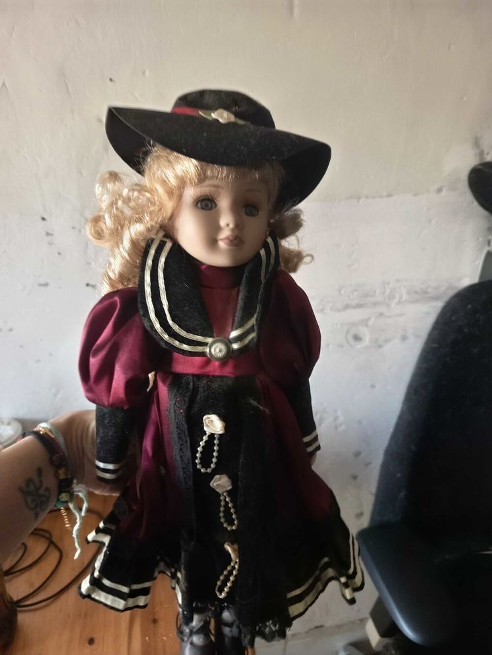 poup&eacute;e en porcelaine 