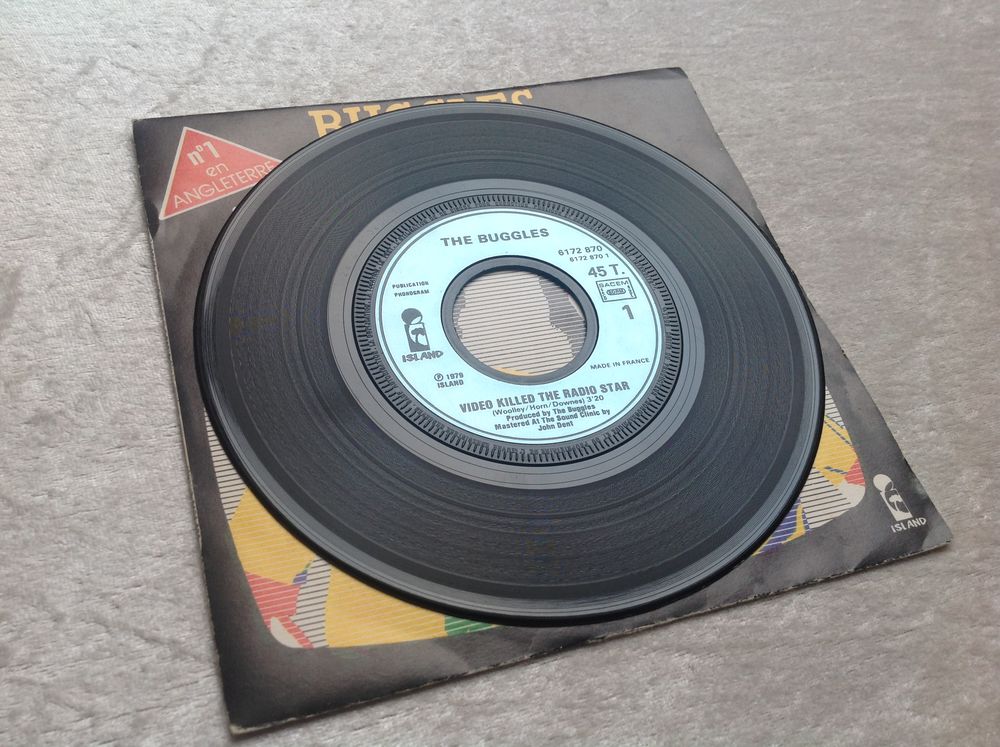 BUGGLES " VIDEO KILLED THE RADIO STAR " Envoi Possible
CD et vinyles