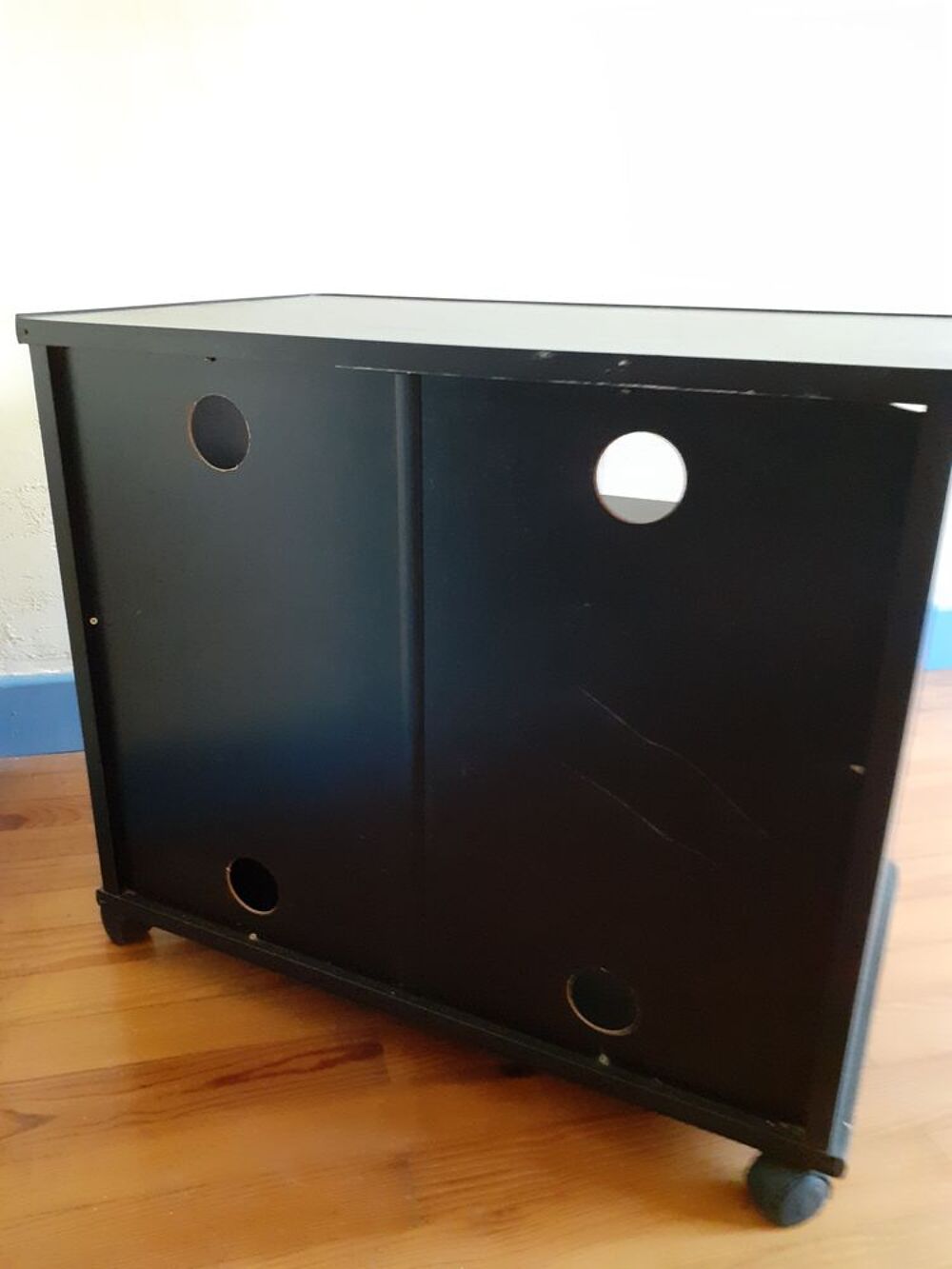MEUBLE TELE NOIR SUR ROULETTES, VITRES TEINTEE Meubles