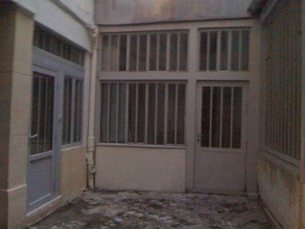 Location Appartement Grand studio possibilité deux pièces Paris 9ème. Paris 9