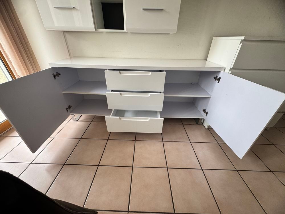 Meuble vaisselle et HI-FI propre Meubles