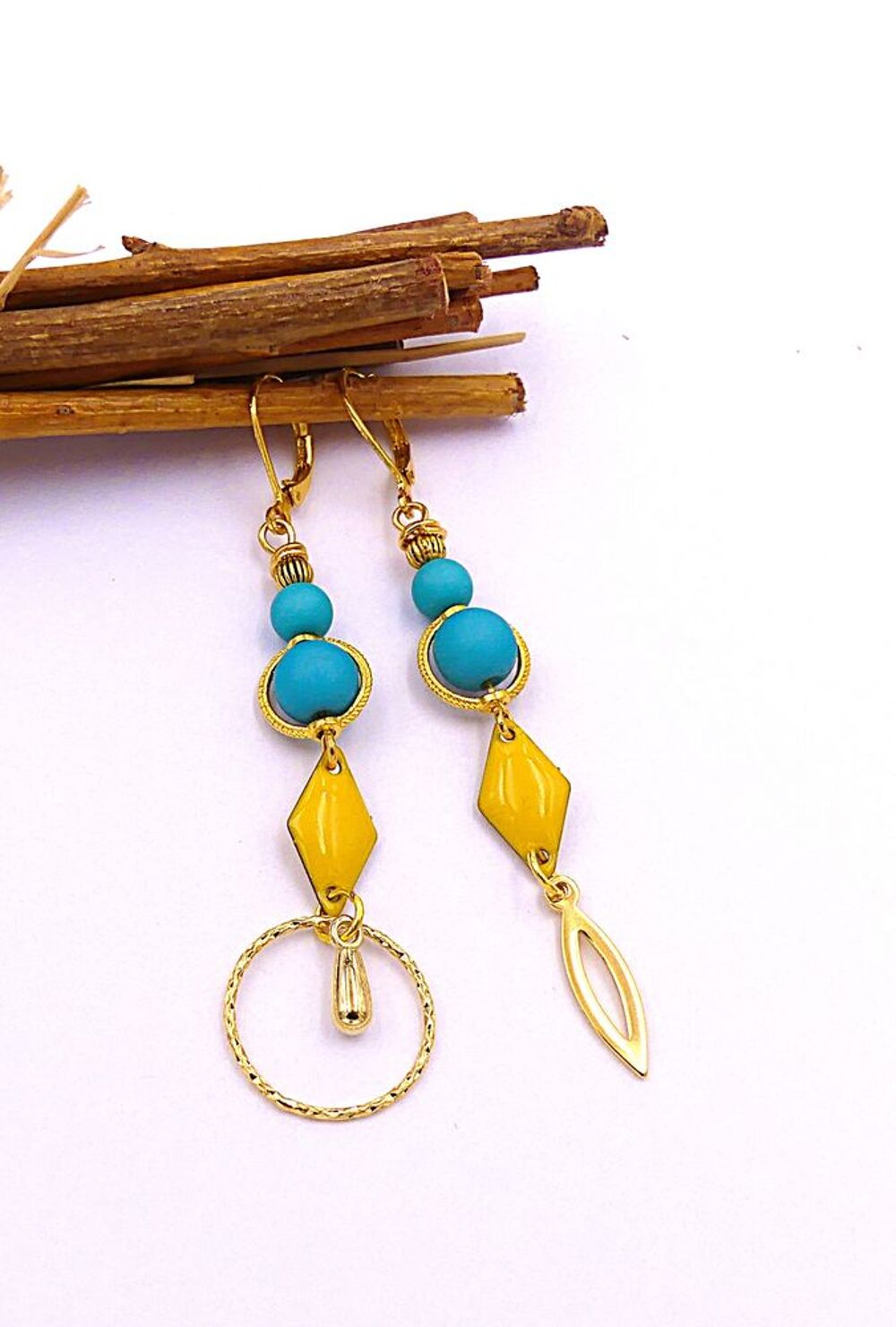 Boucles d'oreilles pendantes, m&eacute;tal dor&eacute;, acrylique et &eacute;mail Bijoux et montres
