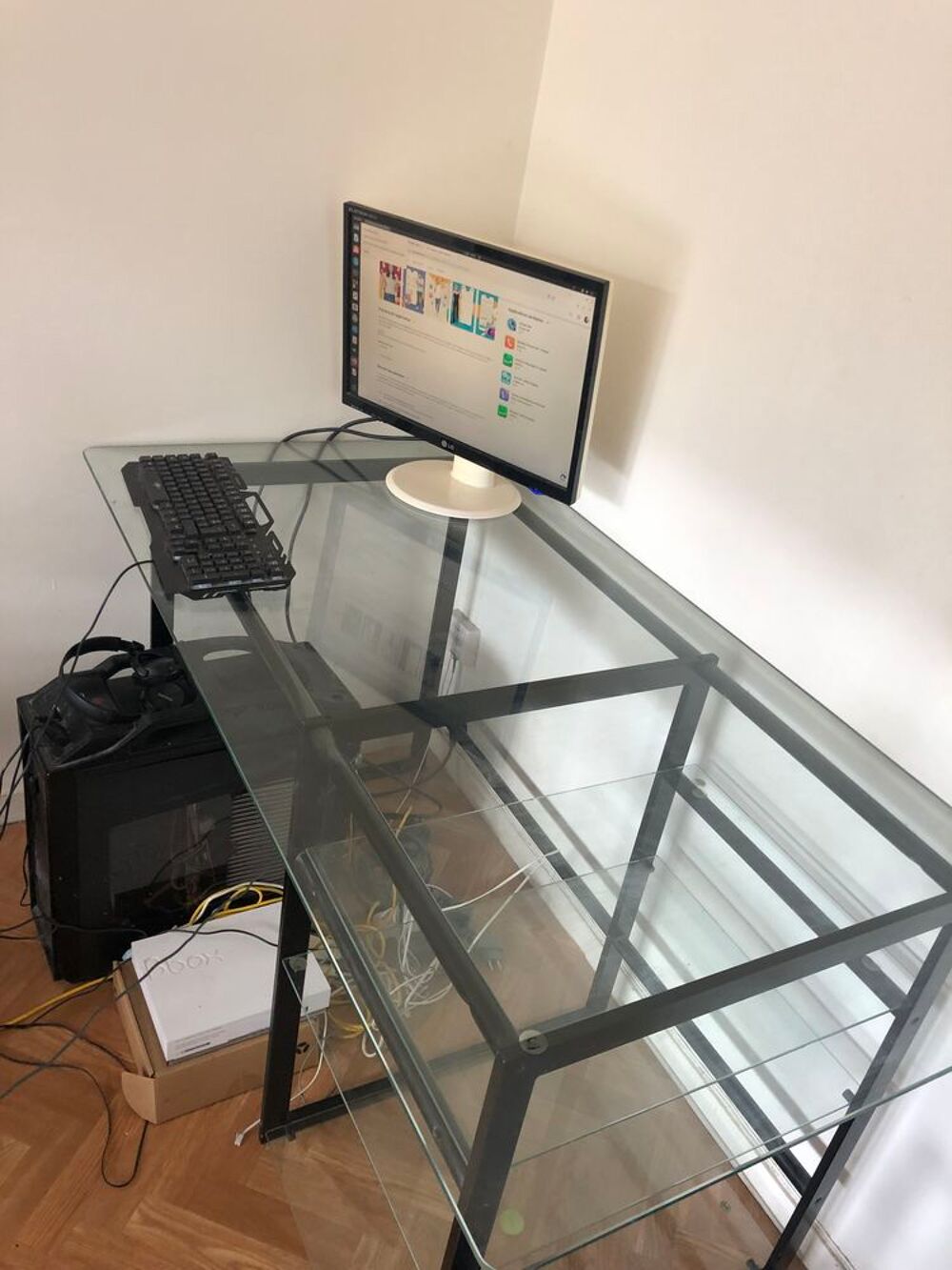 Bureau en verre , avec &eacute;tag&egrave;res en verre incorpor&eacute;es Meubles