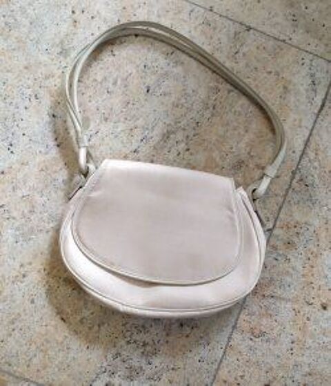 sac � main 45 Lamorlaye (60)