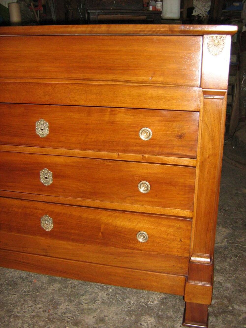 commode empire 4 tiroirs avec bronzes en parfait &eacute;tat.
l=48 Meubles