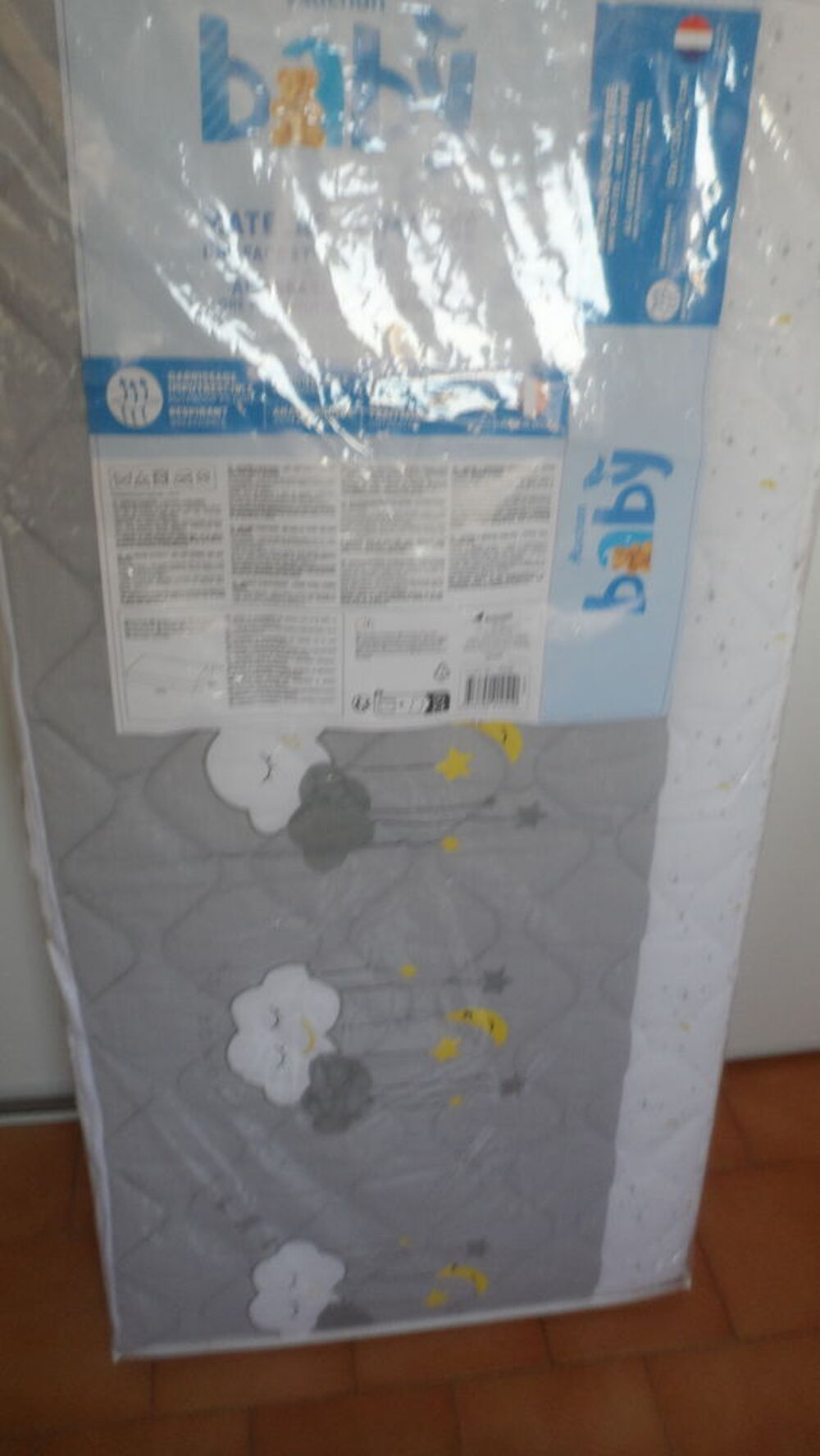 Lit enfant et matelas + relax b&eacute;b&eacute; Mobilier enfants