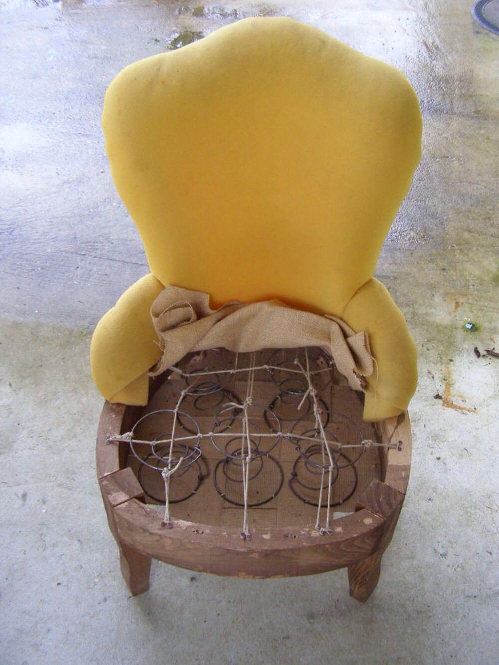 Petit fauteuil ancien de style. Restaur&eacute; traditionnellement Meubles