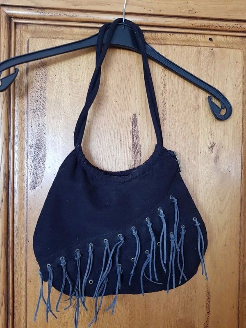 SAc a main a franges en velours noir tres bon etat poss&egrave;de d Maroquinerie