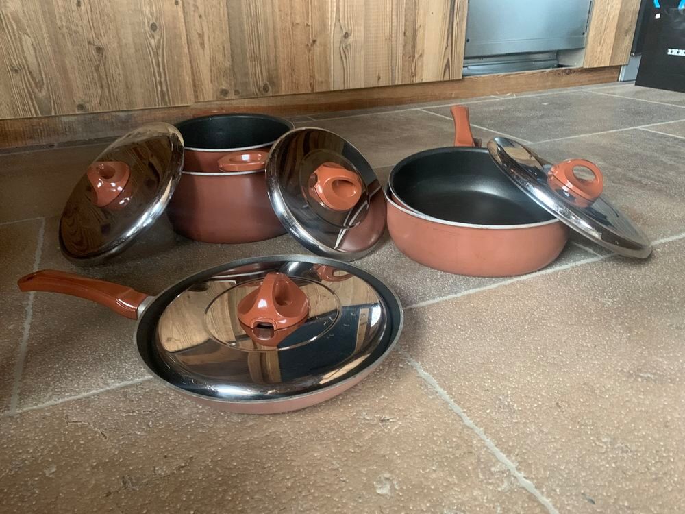 Set casseroles, po&ecirc;le et po&ecirc;les profondes, avec couvercles Cuisine
