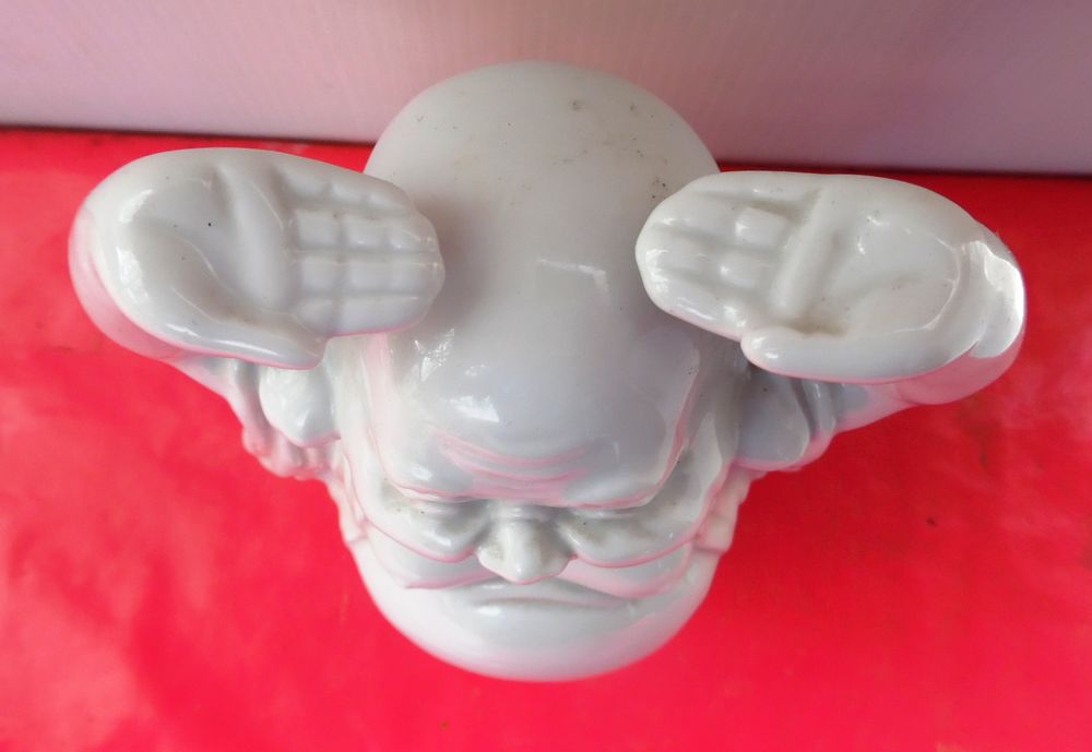 BOUDDHA rieur bras en l'air, en porcelaine, 20 &egrave;me si&egrave;cle Décoration