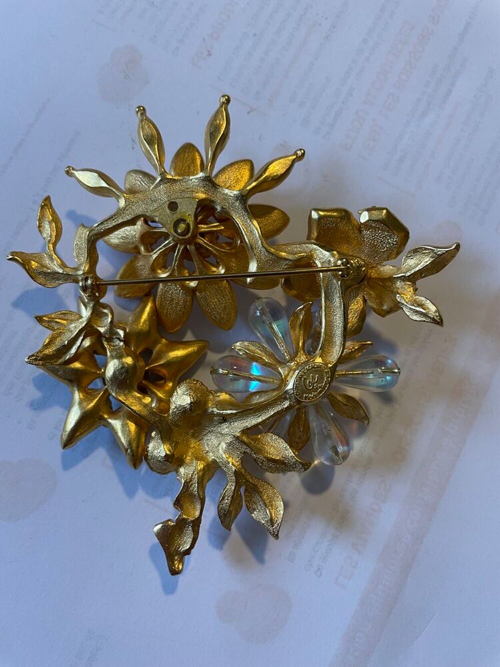 Broche dor&eacute;e fleurs feuilles en triangle GM avec cabochons b Bijoux et montres