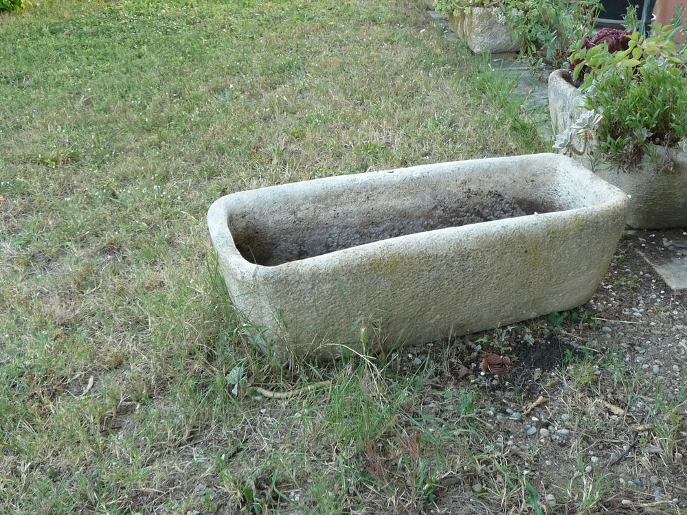 Bac &agrave; fleurs en pierre , jardin Jardin