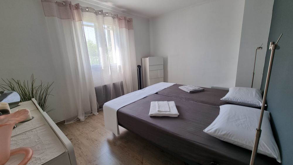 Location Villa villa meuble dans Vaucluse avec jardin et piscine Althen-des-paluds