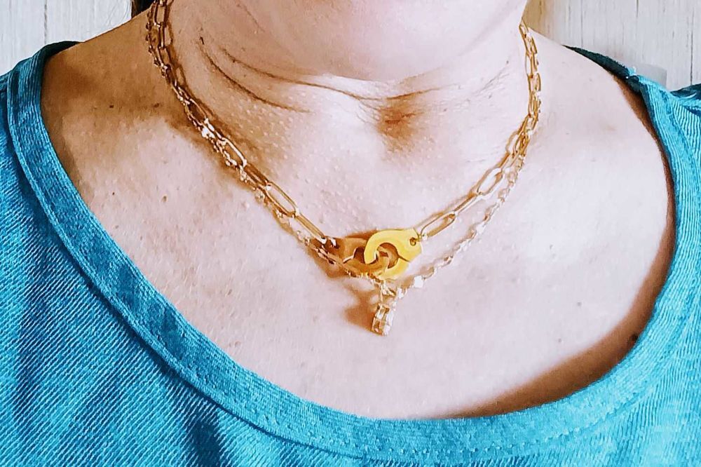 Cha&icirc;ne plaques d'or Menotte V�tements