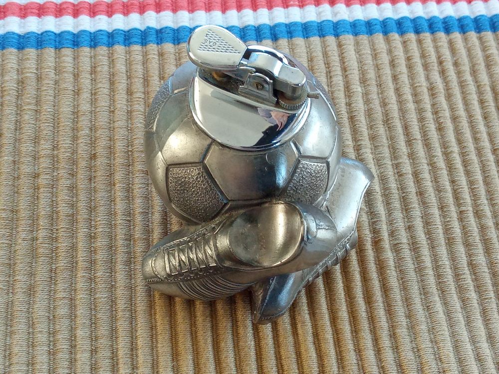 Briquet &agrave; gaz vintage &agrave; poser - ballon et chaussures foot 
