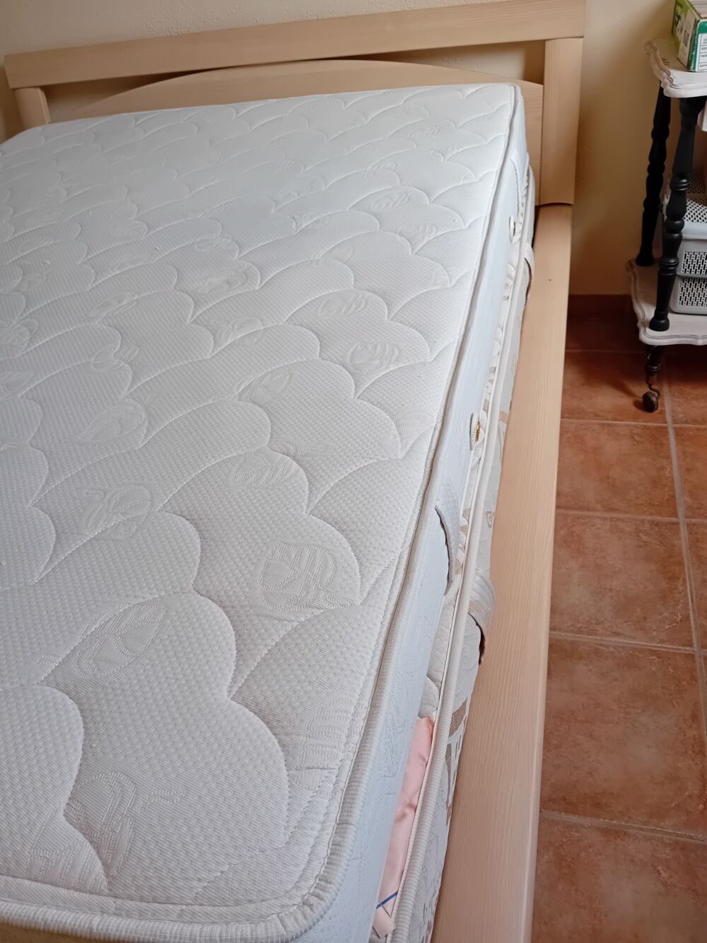 2 LITS DEUX PLACES EN PIN Meubles