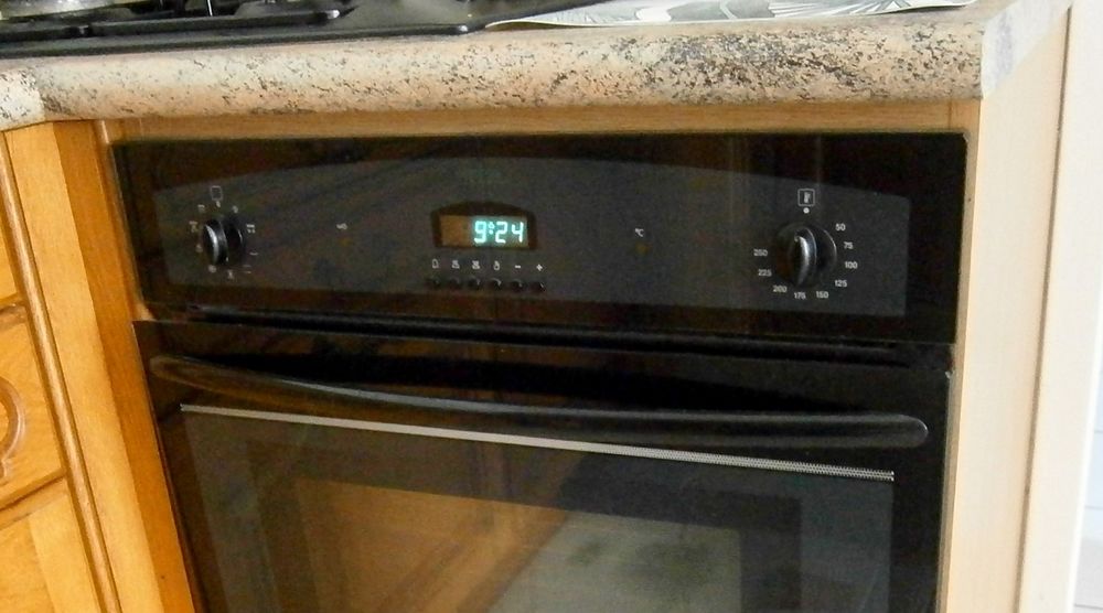 Four encastrable Airlux. Petit d&eacute;faut porte Electroménager